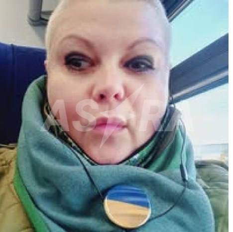 «Мне 52 года, уже год я живу в другой стране, убежала после неудачной попытки силовиков выломать мою дверь»