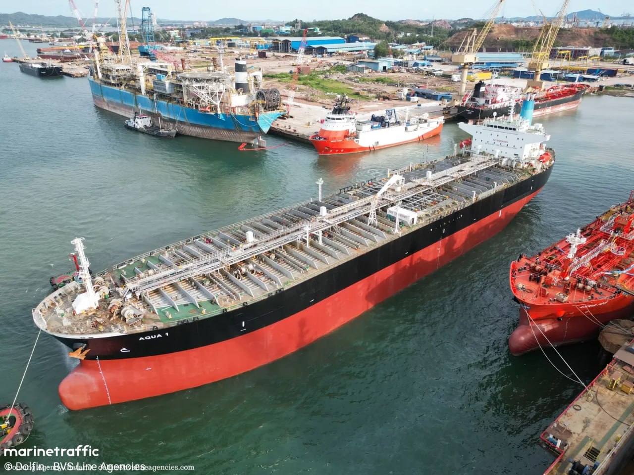 Танкер Aqua 1 получил пробоину в кормовой части после атаки иранской ракеты у берегов Катара
