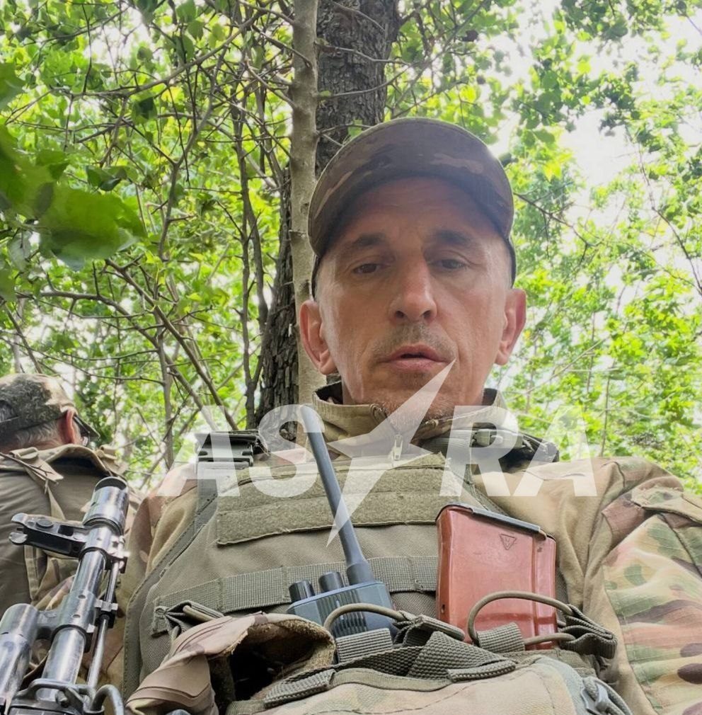Военнослужащий после ранения и травмы глаз ходит с палочкой, но его три месяца держат «за ленточкой»